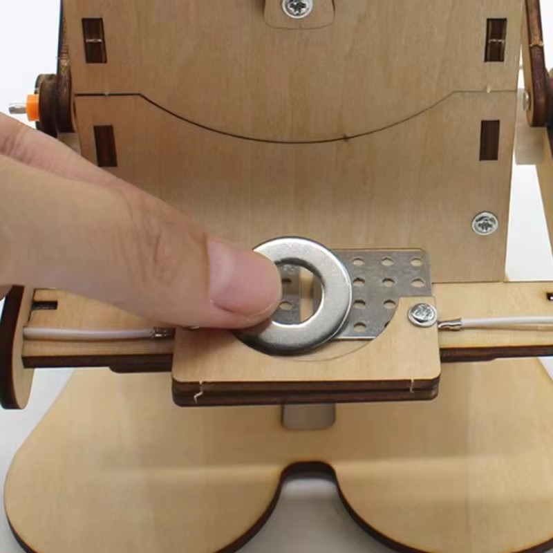 Coin Swallowing Eating Robot M - مراجعة Science Robotics وسعره
