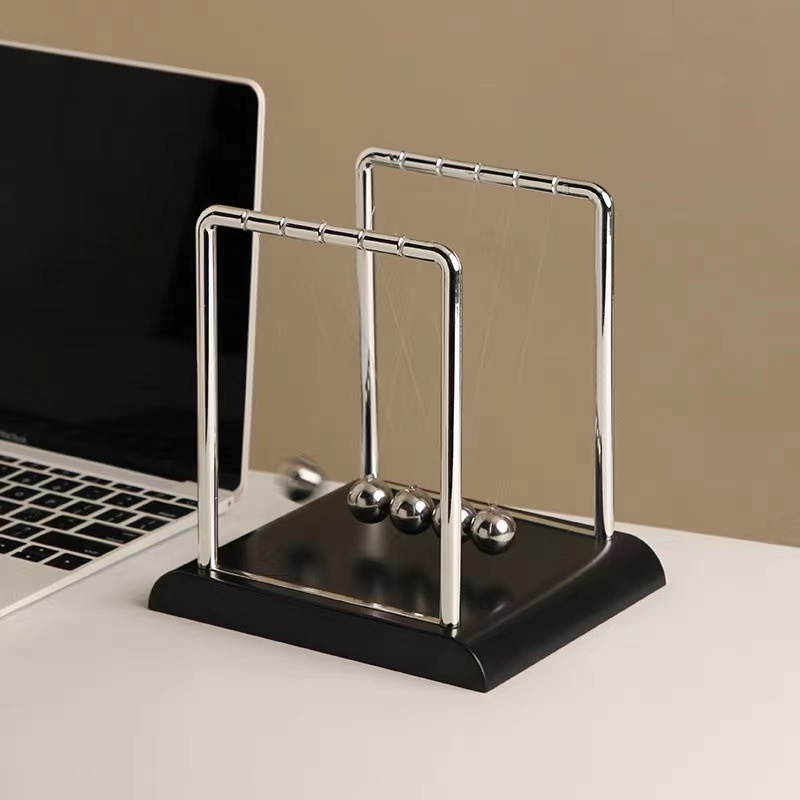 Newton Pendulum Balance Balls: - مراجعة Newton Cradle Large وسعره